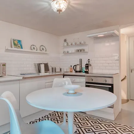 Promenade Du Cours Furnished Flat *