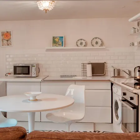 Promenade Du Cours Furnished Flat *